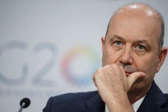 Sturzenegger defiende a Adorni y celebra la caída de la inflación