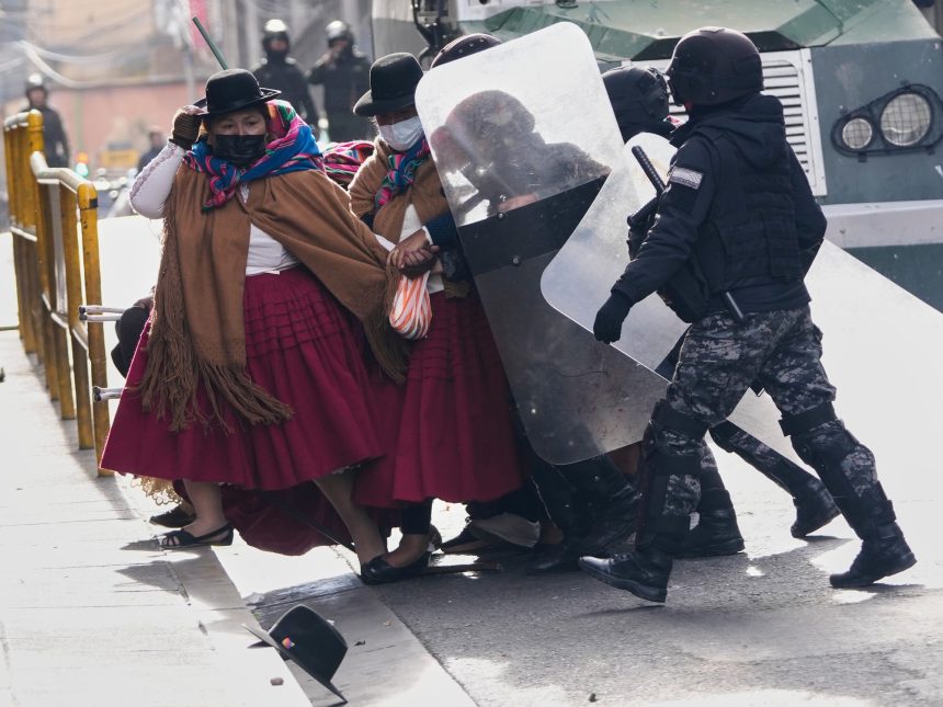 Bolivia en Crisis: Saqueos y Protestas Exigen Renuncia Presidencial