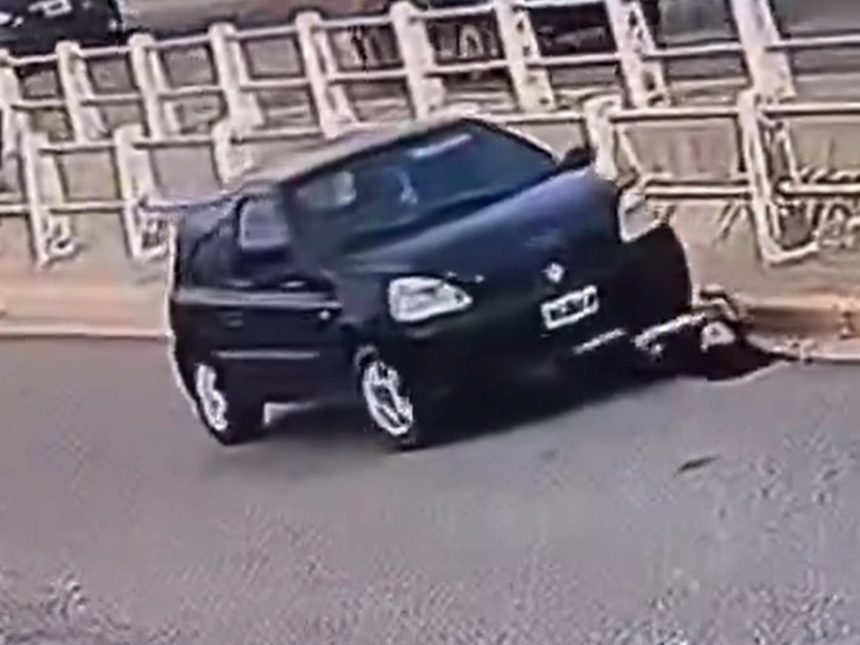 Impactante: Mujer atropellada por su propio auto al intentar repararlo