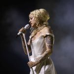 Mon Laferte: Un Impactante Show Teatral que Resalta su Voz Única
