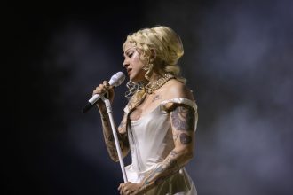 Mon Laferte: Un Impactante Show Teatral que Resalta su Voz Única