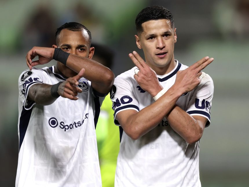 Independiente Rivadavia brilla en la Libertadores: triplete de Arce