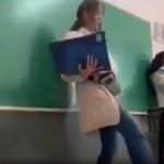 Escándalo en Rosario: Vicedirectora patea pupitre y madre defiende a su hijo