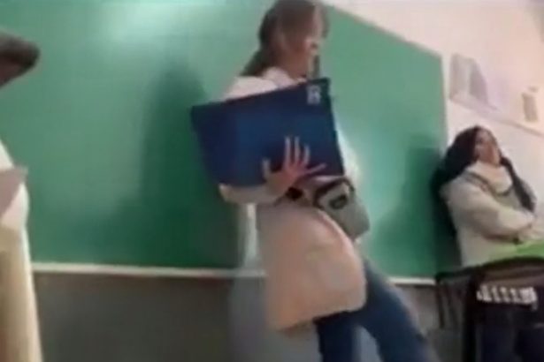 Escándalo en Rosario: Vicedirectora patea pupitre y madre defiende a su hijo
