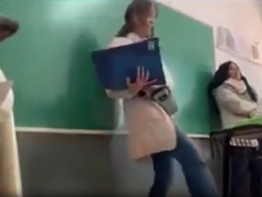 Escándalo en Rosario: Vicedirectora patea pupitre y madre defiende a su hijo