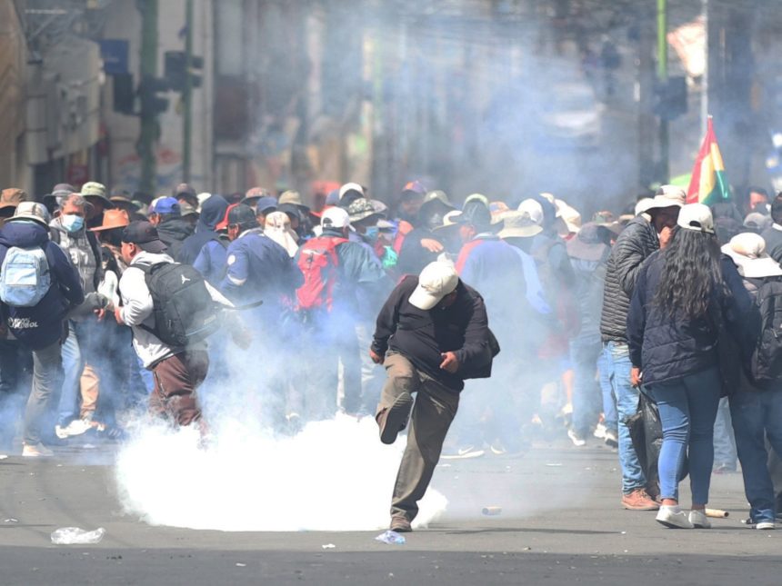 Caos en La Paz: Largas filas por pollo y combustible desatan protestas