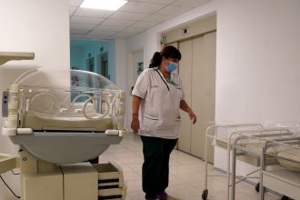 Descubre cómo la disminución de nacimientos impacta hospitales y clínicas