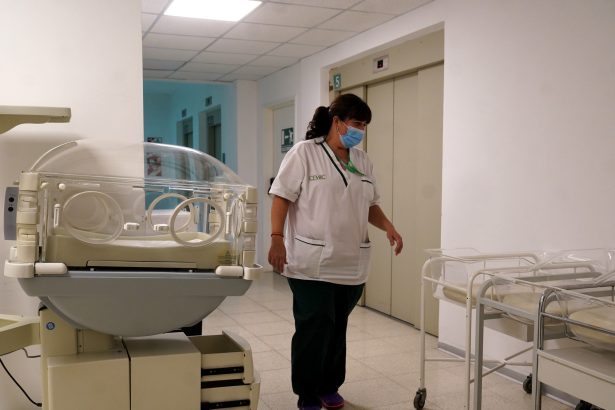 Descubre cómo la disminución de nacimientos impacta hospitales y clínicas