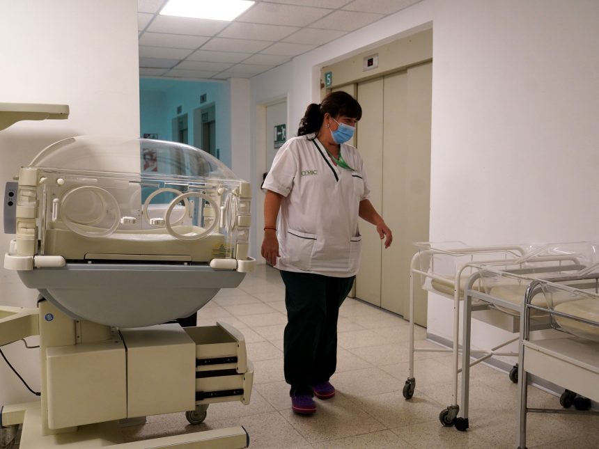 Descubre cómo la disminución de nacimientos impacta hospitales y clínicas