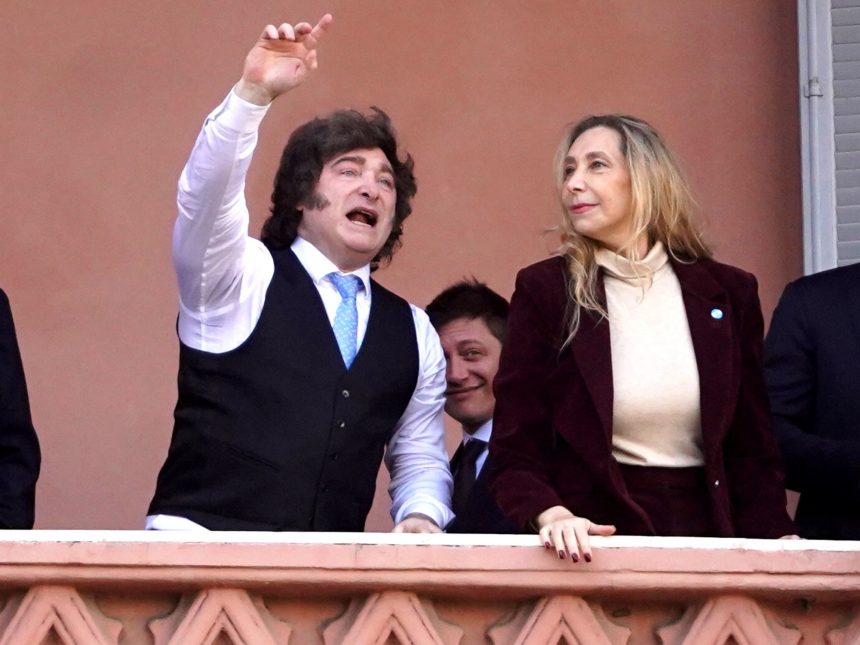 Milei busca unidad tras el Tedeum: fotos con Karina, Caputo y Bullrich