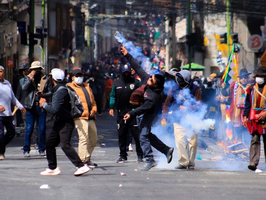 Caos en La Paz: Violentos enfrentamientos entre manifestantes y policías