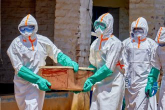 El misterio de los ataúdes: Creencias que complican el ébola en RD Congo
