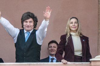 Milei Regresa: Señales Clave para Santiago Caputo y Karina Milei