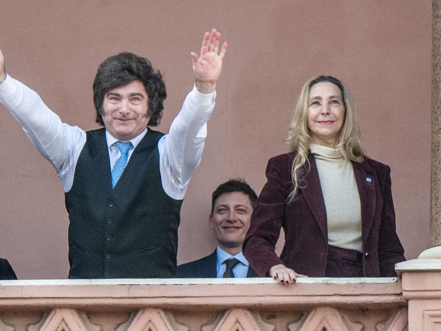 Milei Regresa: Señales Clave para Santiago Caputo y Karina Milei