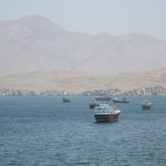 Irán ataca barcos en Ormuz y refuerza control del petróleo