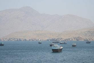 Irán ataca barcos en Ormuz y refuerza control del petróleo