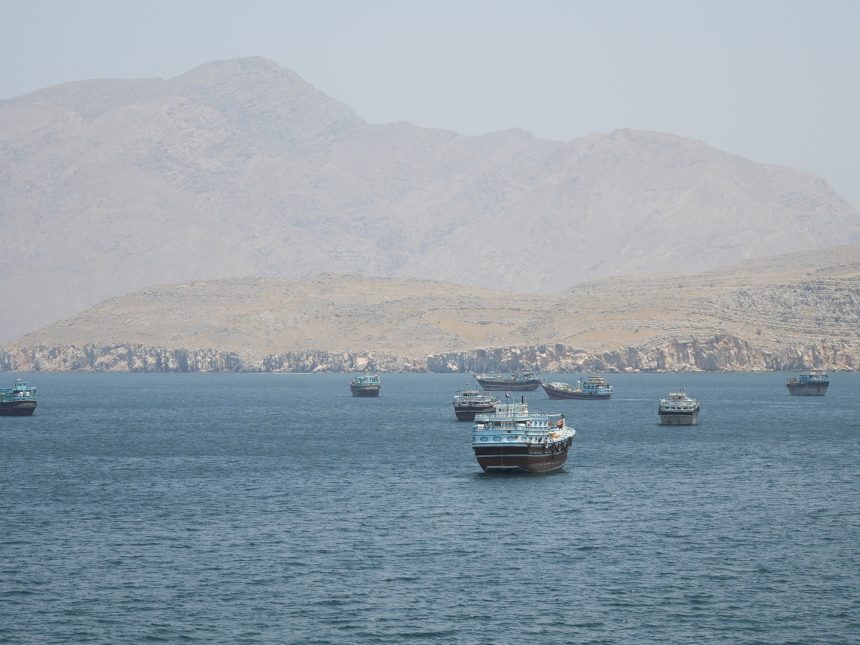 Irán ataca barcos en Ormuz y refuerza control del petróleo