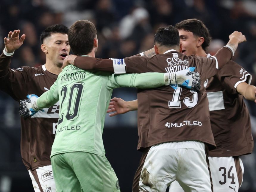 Platense hace historia en Brasil: derrota a Corinthians y avanza a octavos