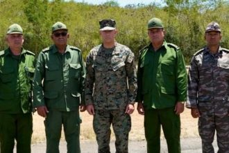 Encuentro clave en Guantánamo: Jefe militar de EE.UU. y líder cubano