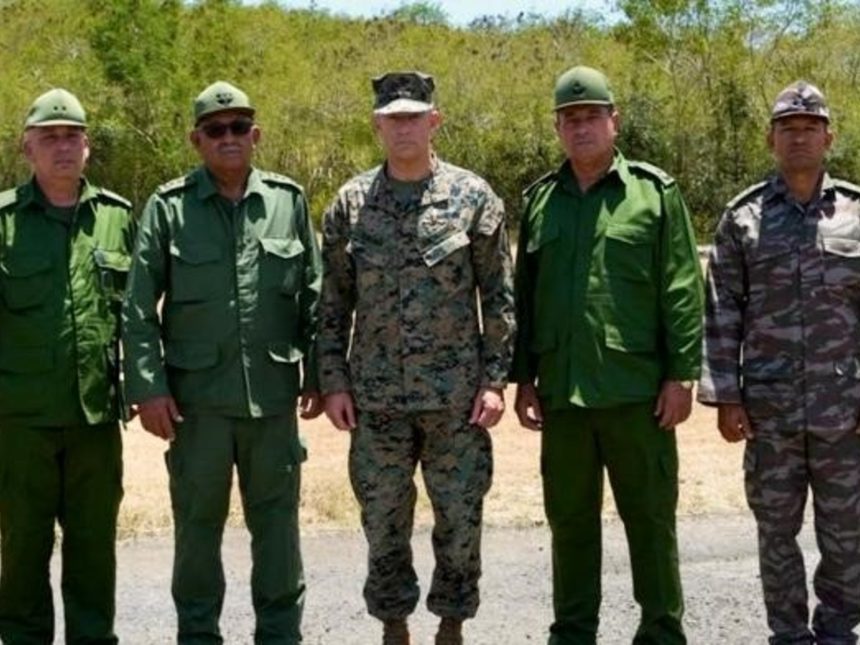 Encuentro clave en Guantánamo: Jefe militar de EE.UU. y líder cubano