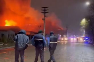 Impactante incendio consume depósito de La Anónima en Cipolletti