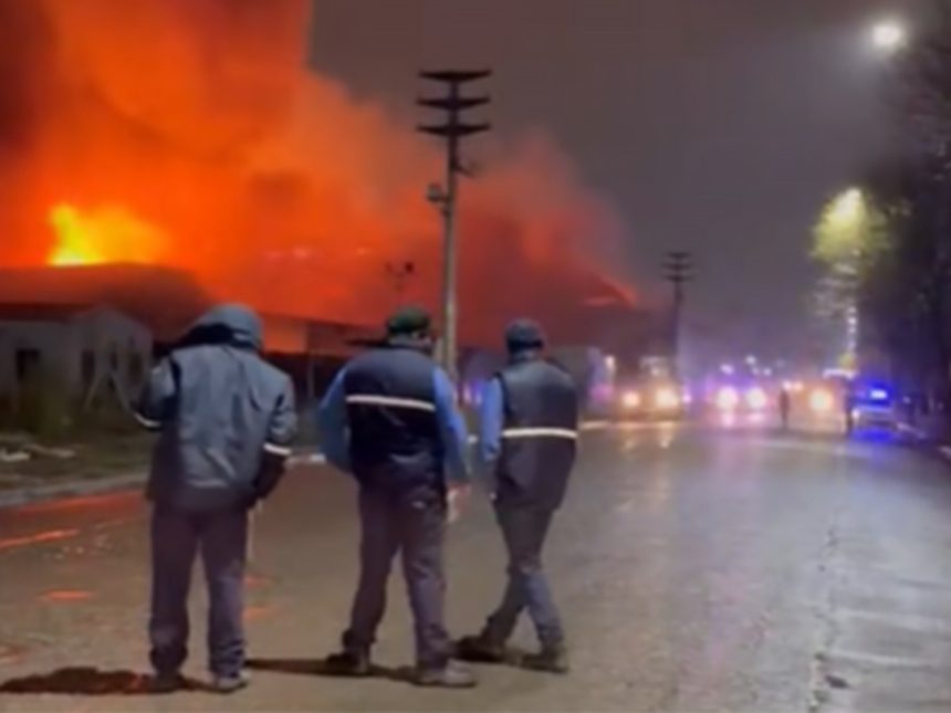 Impactante incendio consume depósito de La Anónima en Cipolletti