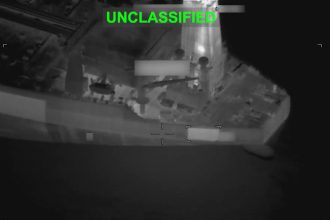 EE.UU. lanza misil a barco que desafiaba bloqueo en puertos iraníes