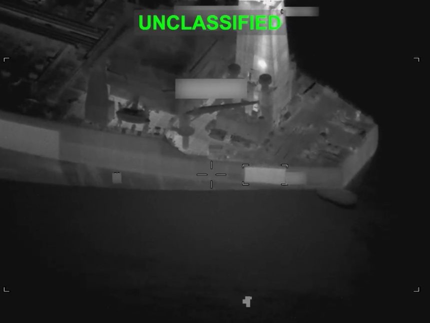 EE.UU. lanza misil a barco que desafiaba bloqueo en puertos iraníes
