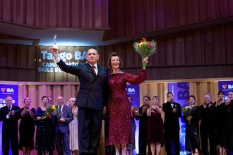 Jubilados en la pista: los campeones de tango-salón que brillan