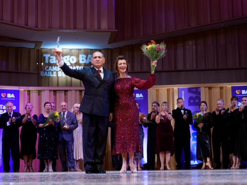Jubilados en la pista: los campeones de tango-salón que brillan