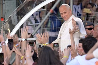 El Papa León XIV insta a medio millón de jóvenes en Madrid a ser humanos
