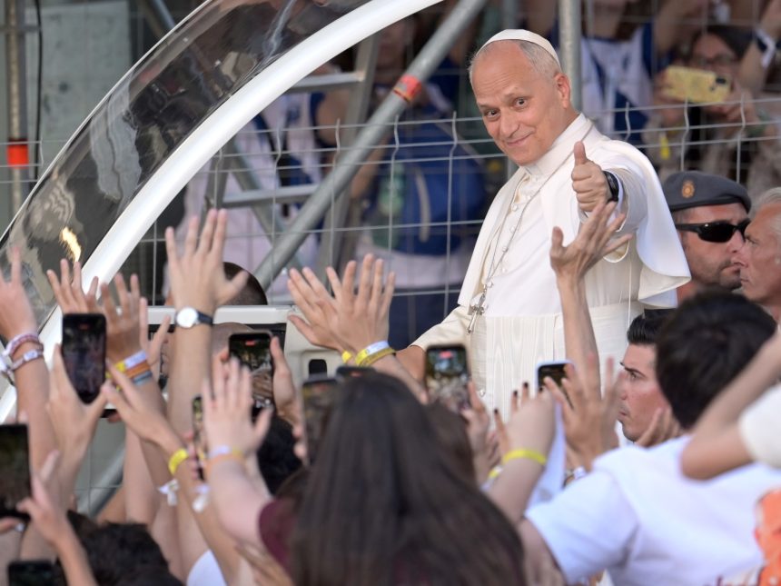 El Papa León XIV insta a medio millón de jóvenes en Madrid a ser humanos