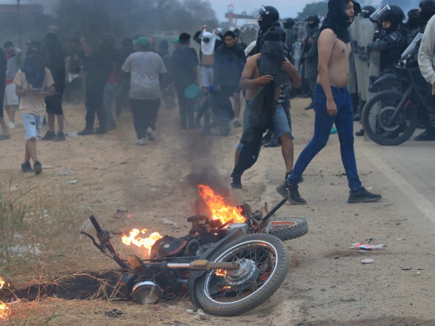 Conflicto en Bolivia: Enfrentamientos dejan un policía herido de bala