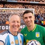El Embajador Británico se Viste de Argentina y Causa Sensación