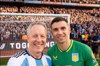 El Embajador Británico se Viste de Argentina y Causa Sensación