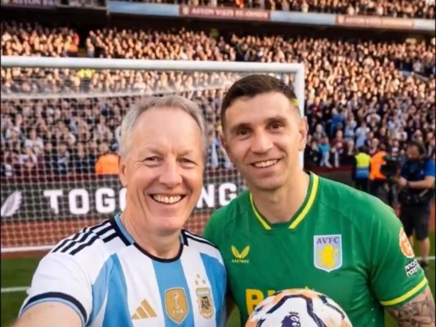 El Embajador Británico se Viste de Argentina y Causa Sensación