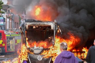 Belfast en llamas: Protestas y caos tras brutal ataque con cuchillo
