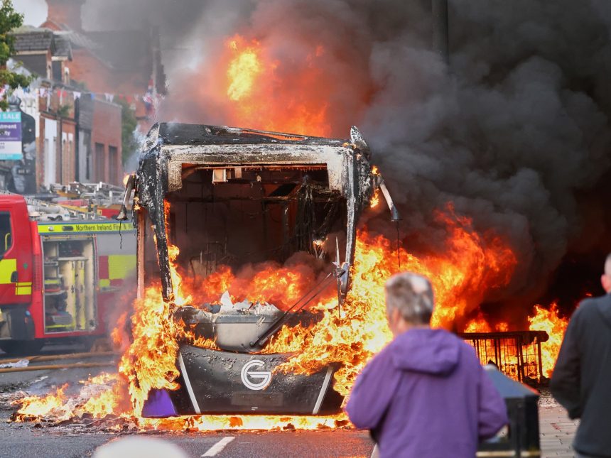 Belfast en llamas: Protestas y caos tras brutal ataque con cuchillo