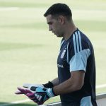 Dibu Martínez entrena con guantes: ¿preparación o preocupación?