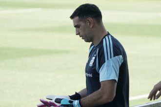 Dibu Martínez entrena con guantes: ¿preparación o preocupación?