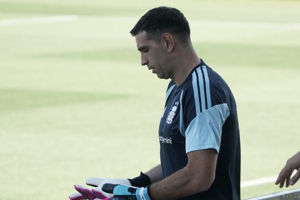 Dibu Martínez entrena con guantes: ¿preparación o preocupación?
