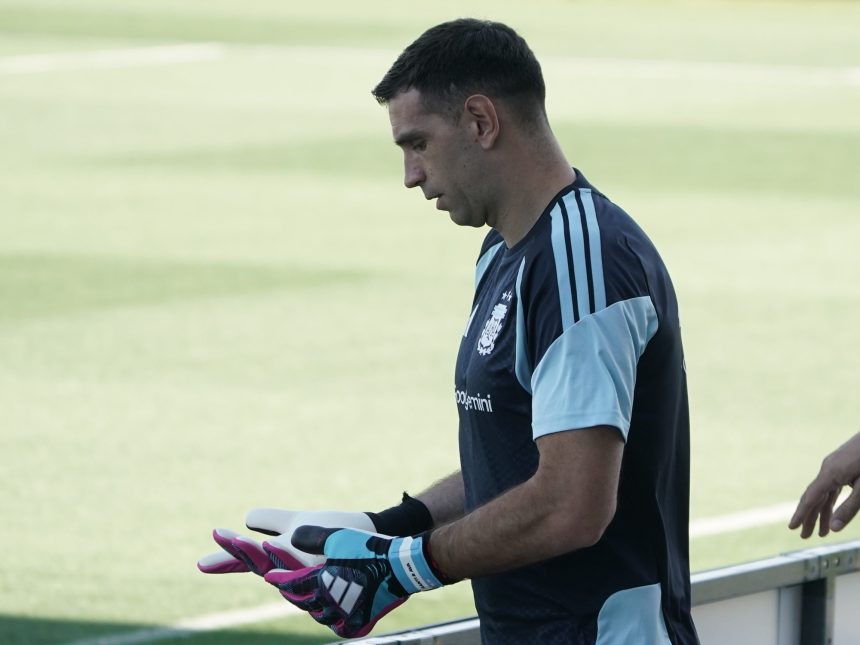 Dibu Martínez entrena con guantes: ¿preparación o preocupación?