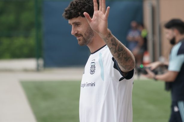 Marcos Senesi se une a Kansas City y envía un mensaje a Balerdi