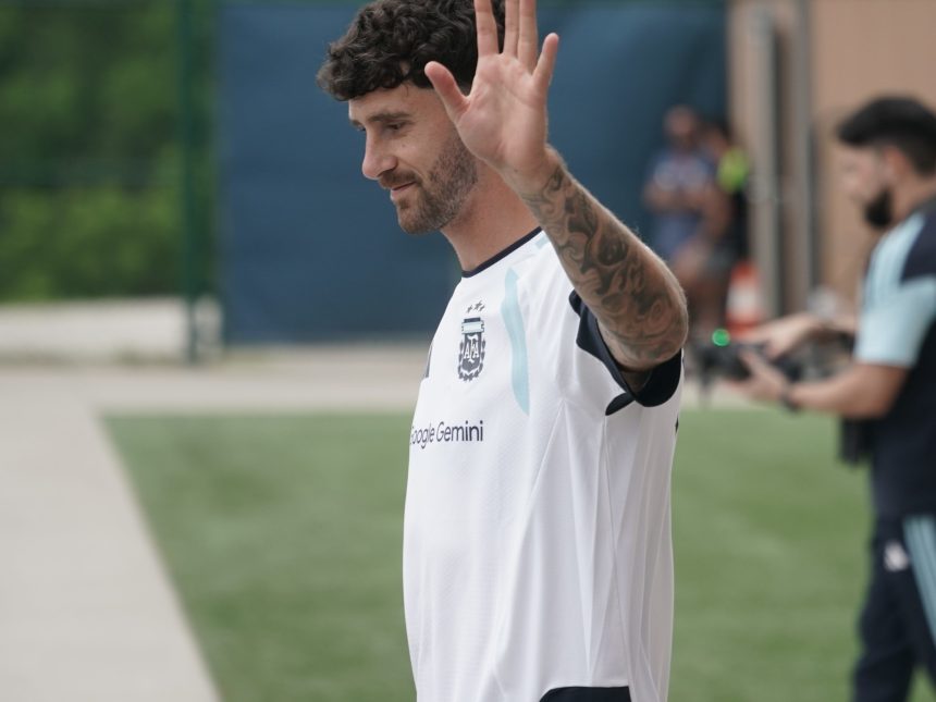 Marcos Senesi se une a Kansas City y envía un mensaje a Balerdi