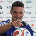 Scaloni y Messi: Emoción por el reencuentro antes del debut