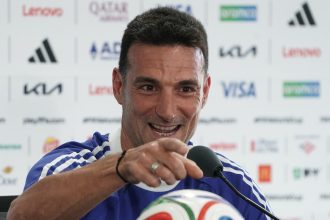 Scaloni y Messi: Emoción por el reencuentro antes del debut