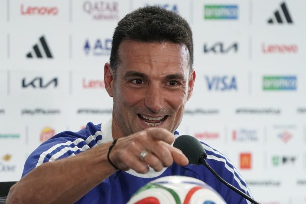 Scaloni y Messi: Emoción por el reencuentro antes del debut