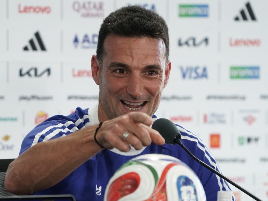 Scaloni y Messi: Emoción por el reencuentro antes del debut