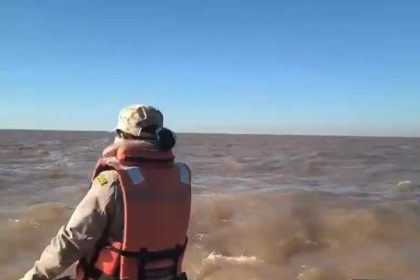 Desaparecen cinco pescadores en el Río de la Plata: Búsqueda intensa