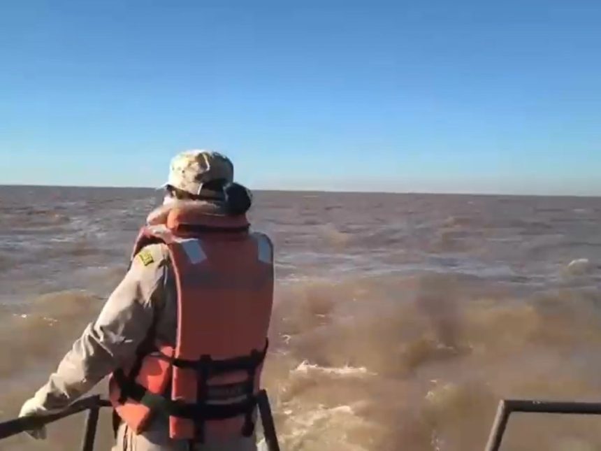 Desaparecen cinco pescadores en el Río de la Plata: Búsqueda intensa